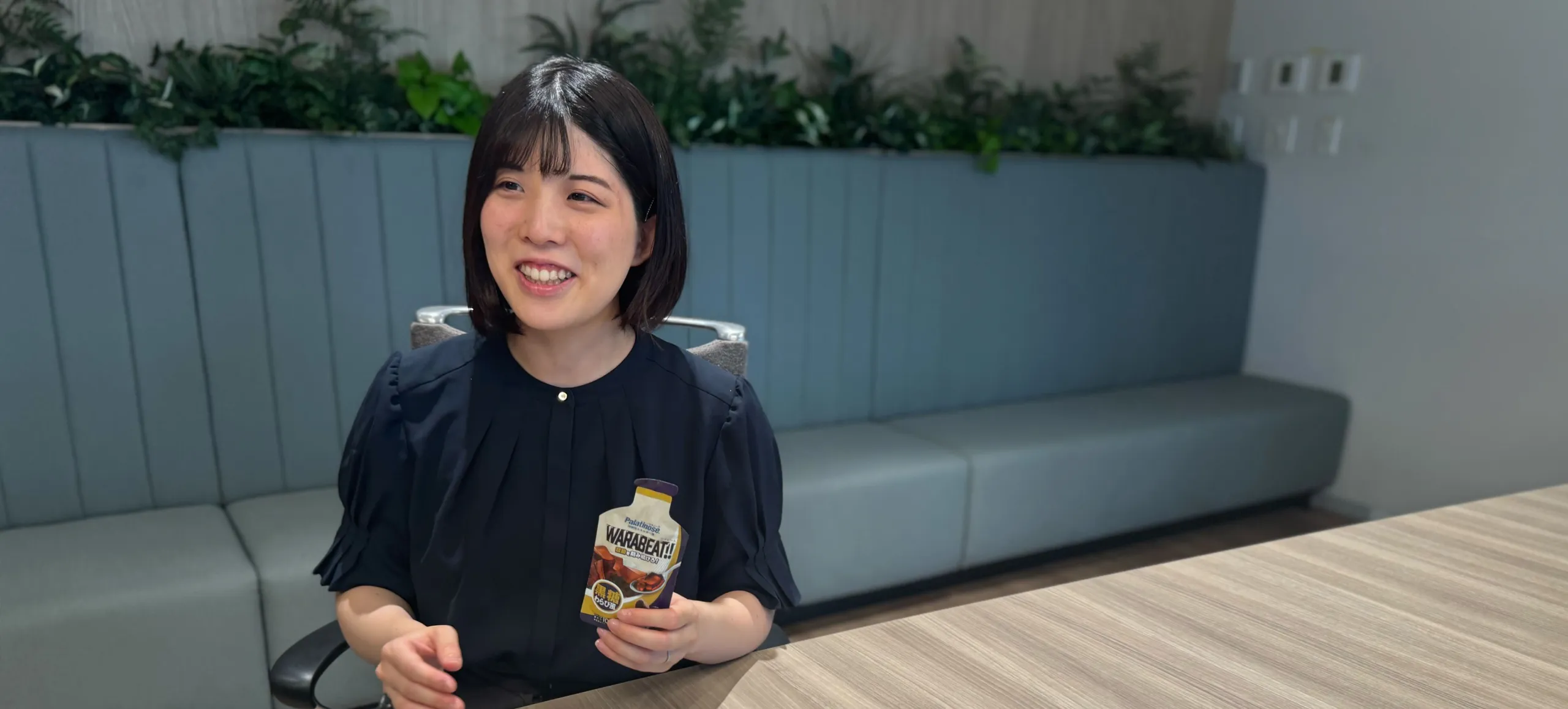 ワラビート商品を持つ女性
