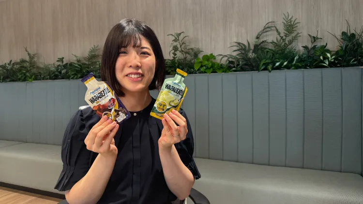 ワラビート商品を持つ女性
