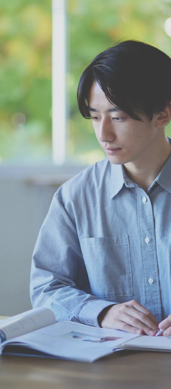 勉強をする男性