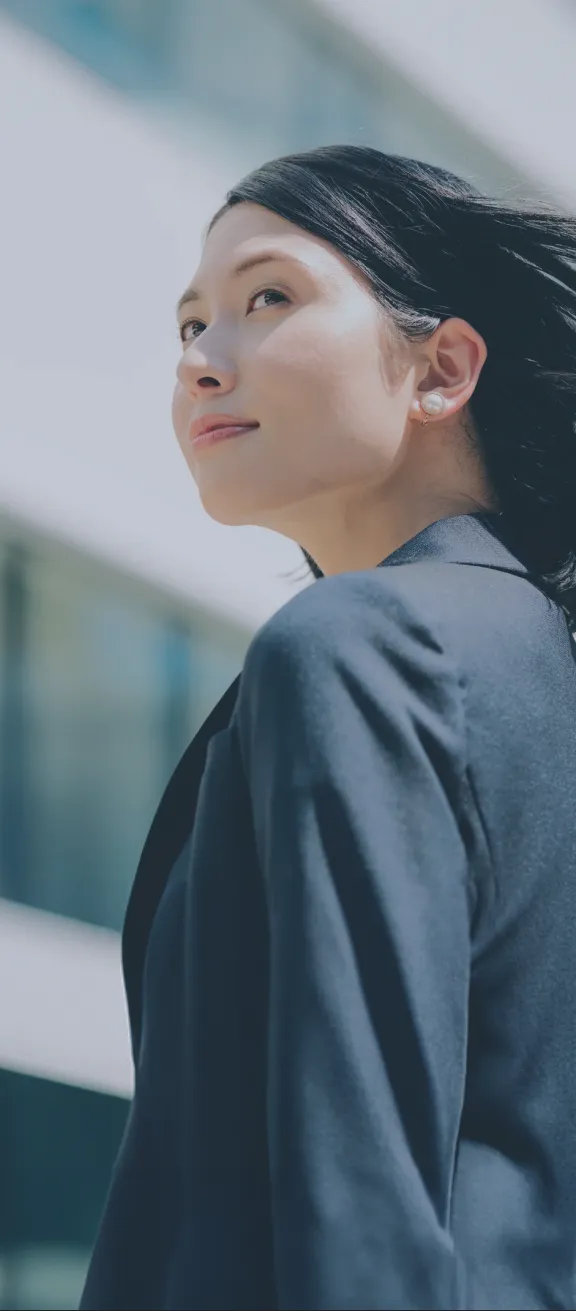 スーツを着た女性