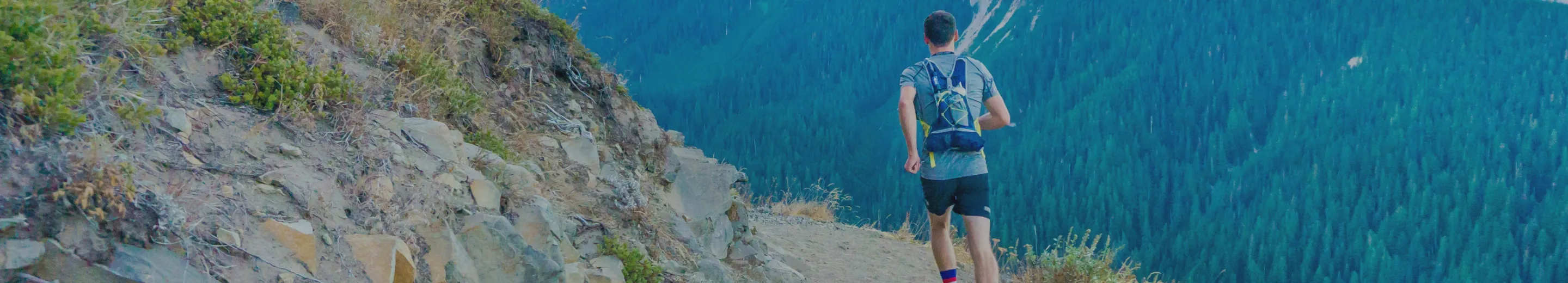 山の中を走っている男性