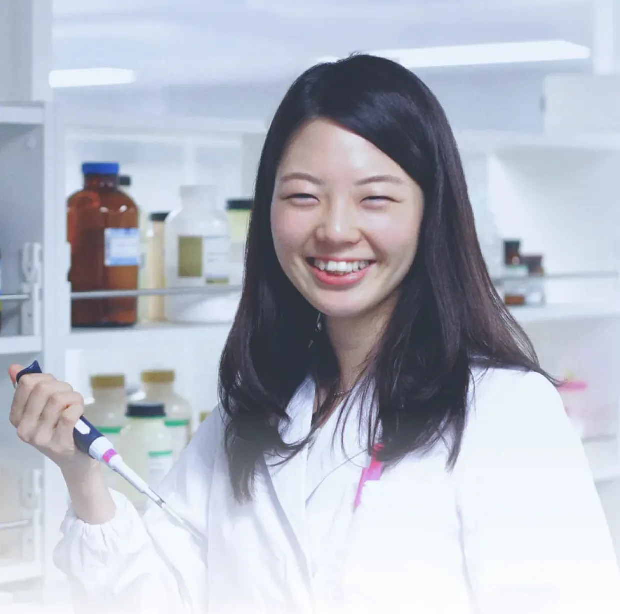 白衣を着た女性