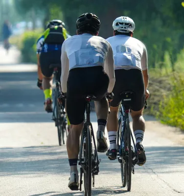 自転車に乗る人達