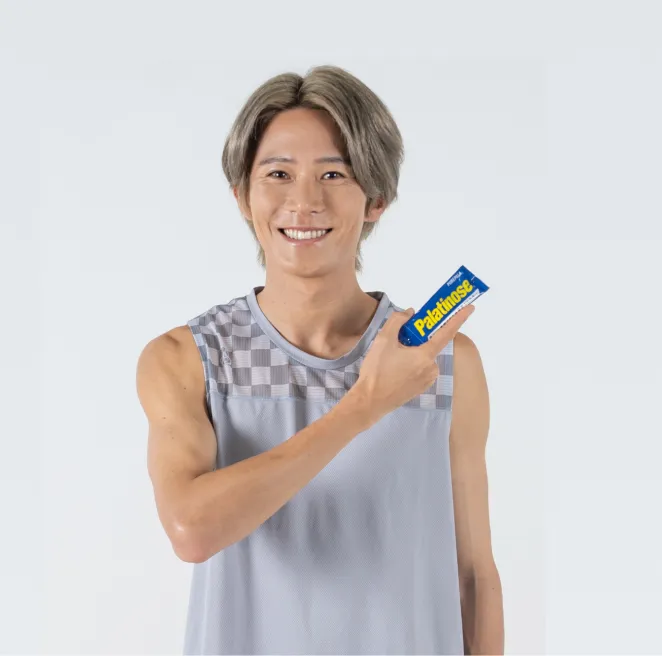 パラチノーススティックを持つ男性